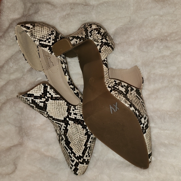COMFORT SNAKESKIN cut out booties. - Picture 6 of 8